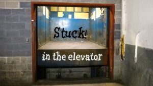 به چه علت آسانسور گیر می‌کند؟