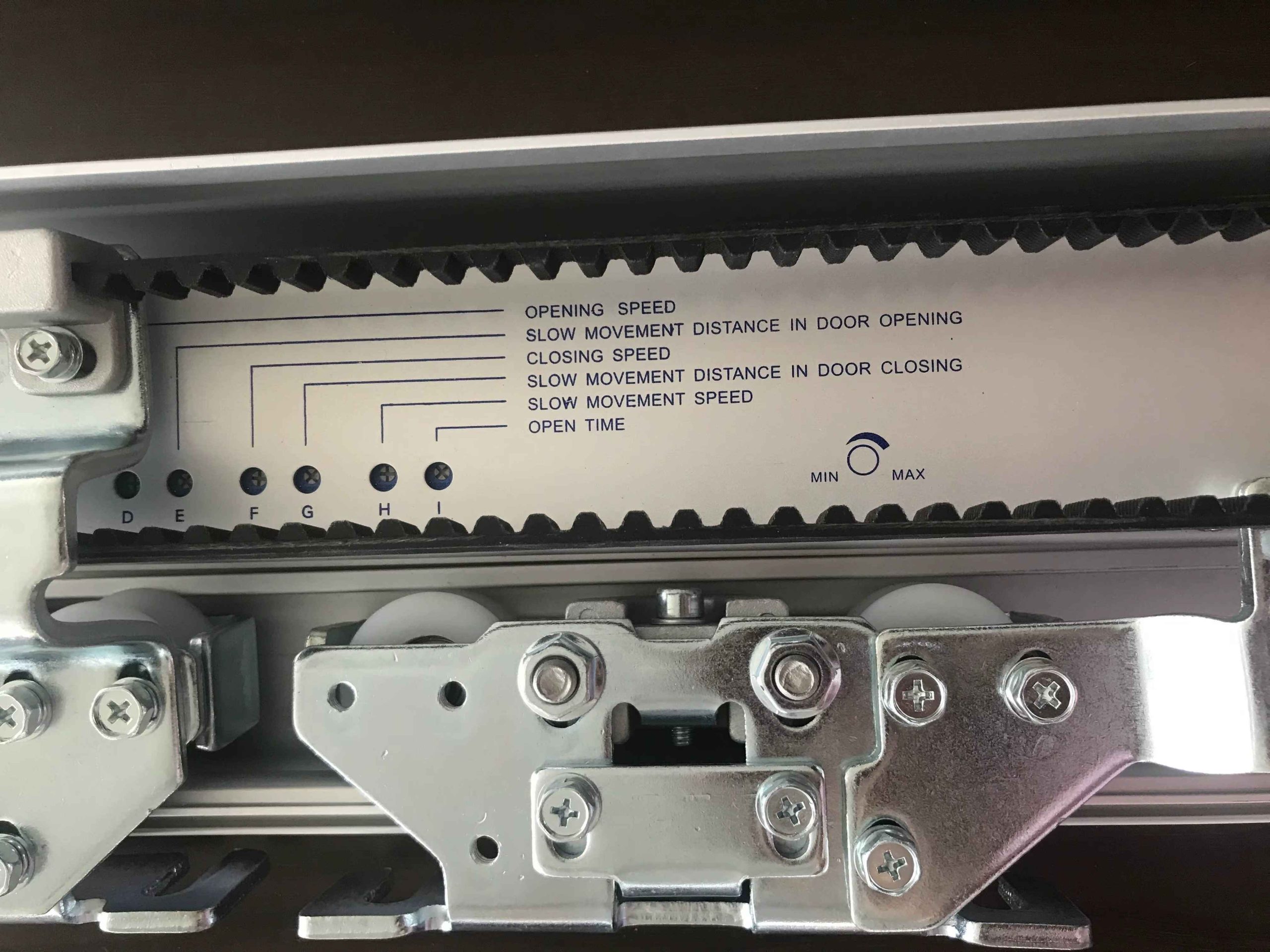 نحوه تعویض تسمه درب آسانسور