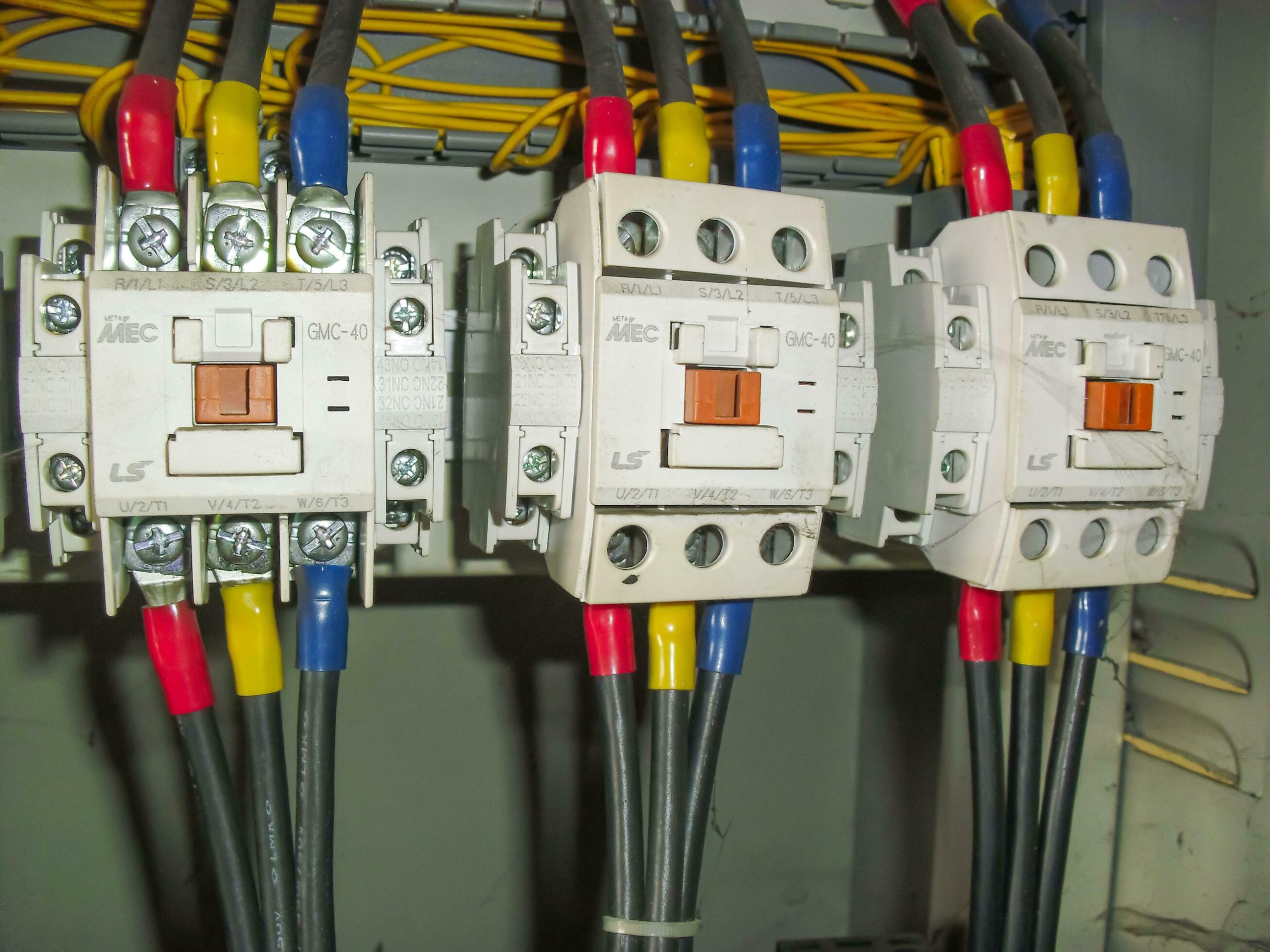 علائم خرابی کنتاکتور آسانسور